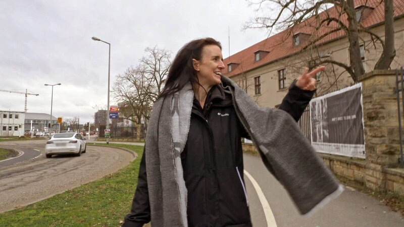 Ella schwelgt in Erinnerungen, während sie das ehemalige Kasernengelände der US-Army in Mannheim besucht. – Bild: RTL Zwei