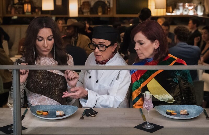 Lauren Benanti als Nadine Clay, Pamela Adlon als Chef Z, und Carrie Preston als Elsbeth Tascioni – Bild: CBS Broadcasting Inc. /​ Michael Parmelee