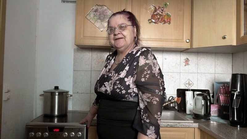 Brigitte (72) regt sich darüber auf, dass sie mit dem Schimmelproblem in ihrer Wohnung alleingelassen wird. Die Rentnerin leidet an Asthma, doch von der Hausverwaltung kommt keine Hilfe. – Bild: RTLZWEI