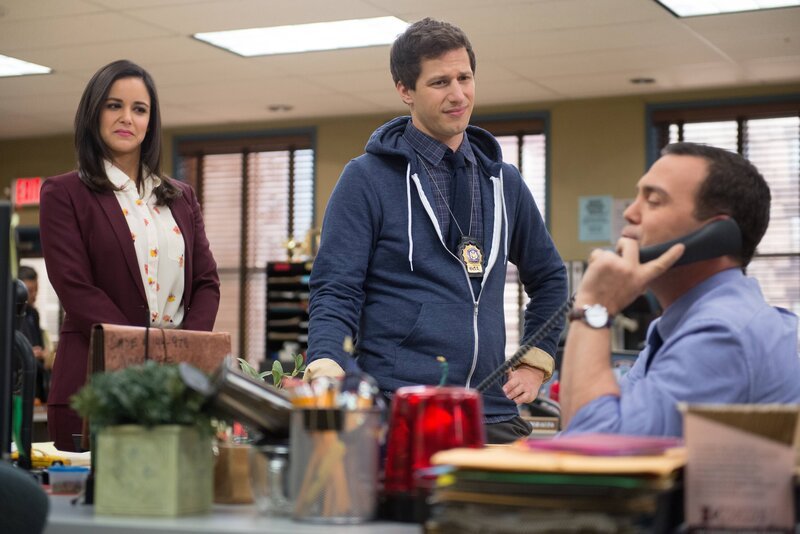 (v.l.n.r.) Amy Santiago (Melissa Fumero); Jake Peralta (Andy Samberg); Charles Boyle (Joe Lo Truglio) – Bild: NBC Studios LLC