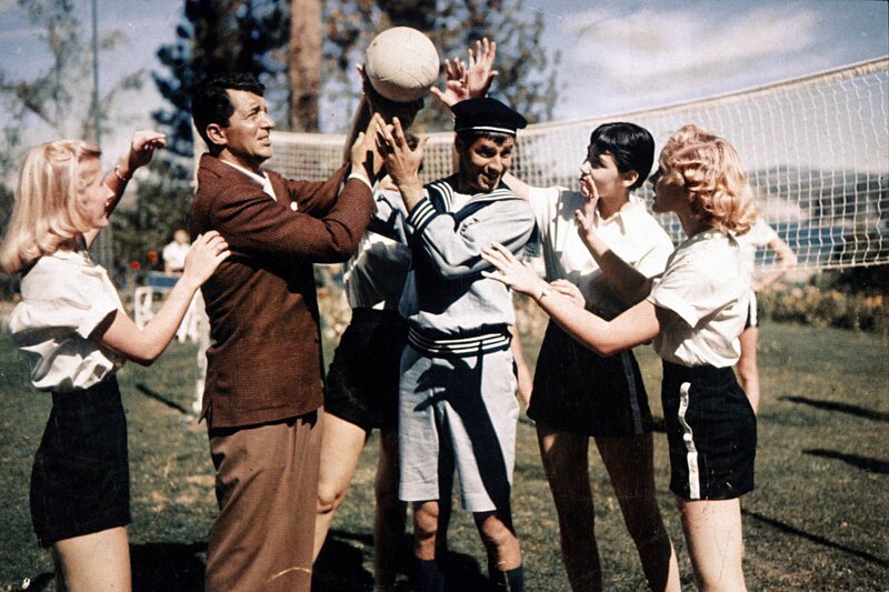 Die Damen der Mädchenschule sind von dem angeblichen Jungen Wilbur Hoolick (Jerry Lewis, 3.v.r.) begeistert, aber Bob Miles (Dean Martin, 2.v.l.) durchschaut sein Spiel … – Bild: Paramount Pictures Corporation Die Damen der Mädchenschule sind von dem angeblichen Jungen Wilbur Hoolick (Jerry Lewis, 3.v.r.) begeistert, aber Bob Miles (Dean Martin, 2.v.l.) durchschaut sein Spiel … – Bild: Paramount Pictures Corporation
