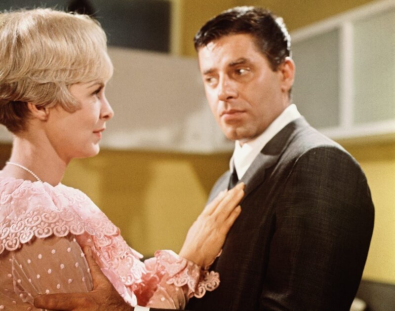 Dr. Elizabeth Acord (Janet Leigh, l.); Christopher Pride (Jerry Lewis, r.) – Bild: Columbia Pictures Industries, Inc. Dr. Elizabeth Acord (Janet Leigh, l.); Christopher Pride (Jerry Lewis, r.) – Bild: Columbia Pictures Industries, Inc.