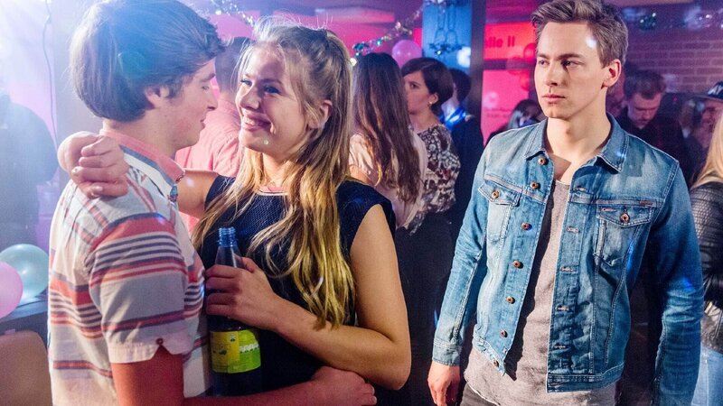 Tobi (Timmi Trinks, r.) versucht die betrunkene Emma (Zsa Zsa Inci Bürkle) zur Vernunft zu bringen. Die knutscht aber erstmal mit Ole (Matti Schmidt-Schaller). – Bild: TVNOW /​ Frank Dicks /​ Sony Pictures FFP