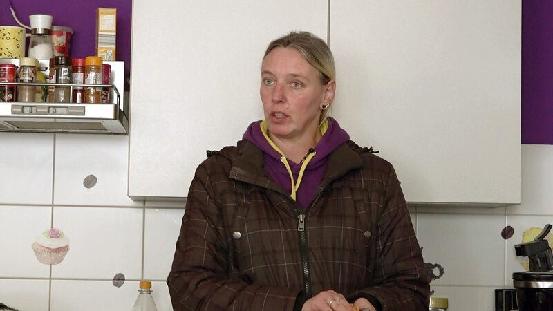 Katrin soll Sohn Luka übergangsweise in die Schule begleiten, da er diese oft schwänzt – Bild: RTL Zwei