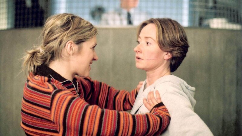 Nachdem Annabelle (Bettina Lohmeyer, re.) sie wegen ihrer Kinder provoziert hat, prügelt Teresa (Nicole Ernst) auf sie ein … – Bild: TVNOW /​ Stephanie Kulbach