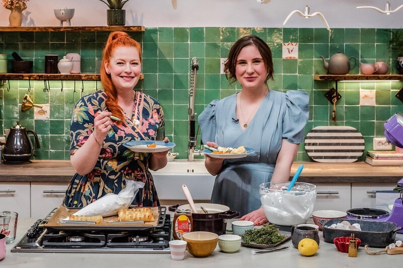 Enie van de Meiklokjes (l.); Jule Lobo (r.) – Bild: sixx /​ Leonie Hinrichs