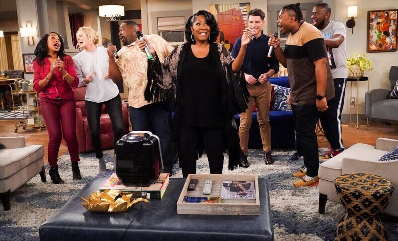 (v.l.n.r.) Tina Butler (Tichina Arnold); Gemma Johnson (Beth Behrs); Calvin Butler (Cedric the Entertainer); Marilyn (Patti LaBelle); Dave Johnson (Max Greenfield); Marty Butler (Marcel Spears); Malcolm Butler (Sheaun McKinney) – Bild: CBS Broadcasting Inc. /​ Monty Brinton
