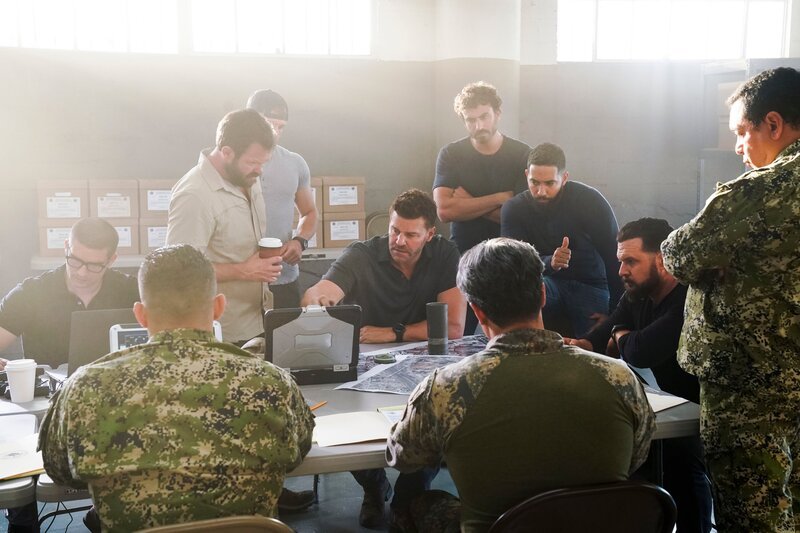 „Hold What You Got“ -- Bravo Team partners with the Mexican Marines to hunt the head of one of the most powerful and lethal drug cartels in Mexico, on SEAL TEAM. Pictured L to R: Judd Lormand as Lieutenant Commander Eric Blackburn, David Boreanaz as Jason Hayes, Justin Melnick as Brock, Neil Brown Jr. as Ray Perry, and AJ Buckley as Sonny Quinn. – Bild: Нова Броудкастинг Груп АД