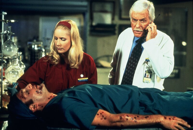 (v.l.n.r.) Dr. Gregory Othon (Daniel Riordan); Susan Hilliard (Kim Little); Dr. Mark Sloan (Dick Van Dyke) – Bild: Sat.1 Gold