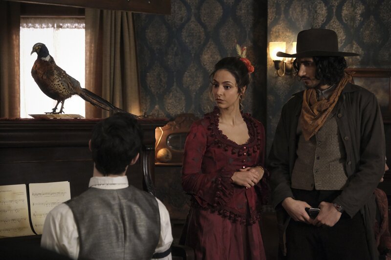 Zari (Tala Ashe, l.); Behrad (Shayan Sobhian, r.) – Bild: DC /​ Warner Bros. Ent. Inc.