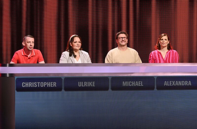 Die Kandidat:innen (v.l.n.r. am Panel): Christopher Scharf, Ulrike Weiskopf, Michael Zeisset und Alexandra Funk. – Bild: ARD/​Uwe Ernst /​ ARD-Programmdirektion