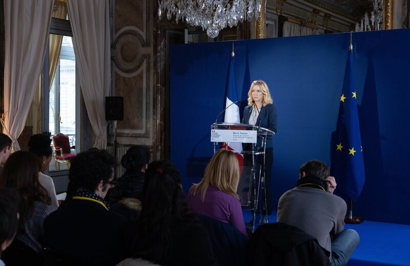 Marie (Léa Drucker) gibt eine Pressekonferenz zum Verlauf der Befreiung der Geiseln. Hat sie alles unter Kontrolle? – Bild: Jean-Claude Lother