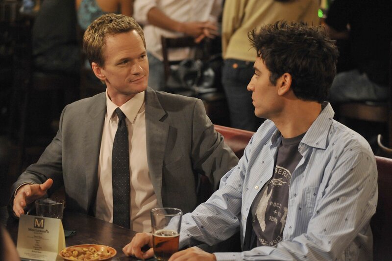 Es liegt nun an Stella Ted (Josh Radnor, r.) eine Antwort auf seinen Heiratsantrag zu geben und Barney (Neil Patrick Harris, l.) wird sich seiner Gefühle in Bezug auf Robin bewusst … – Bild: 20th Century Fox International Television Lizenzbild frei