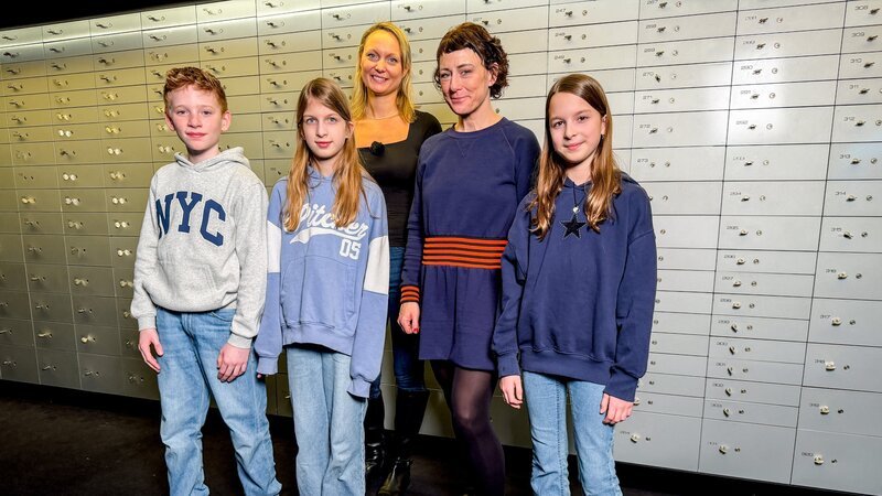 Esther begibt sich gemeinsam mit ein paar Kindern auf Spurensuche in einen Tresorraum. – Bild: ORF