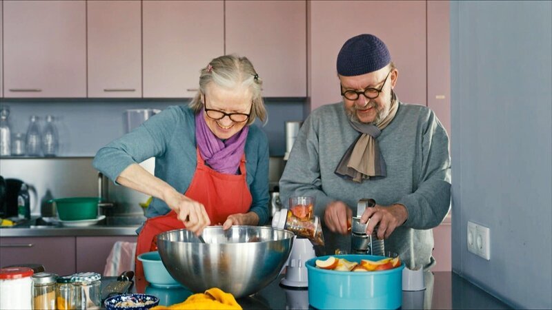 Mitbewohner und Mitbewohnerin der WG Melange beim gemeinsamen Kochen. – Bild: ORF/​Red Monster Film