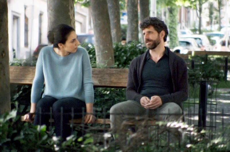 Nach ihrer Trennung nehmen sich Samira (Lara Chedraoui) und Tom (Jeroen Van der Ven) die Zeit, sich noch mal auszusprechen. Vor allem über ihr gemeinsames Kind, das sie verloren haben. – Bild: De Mensen