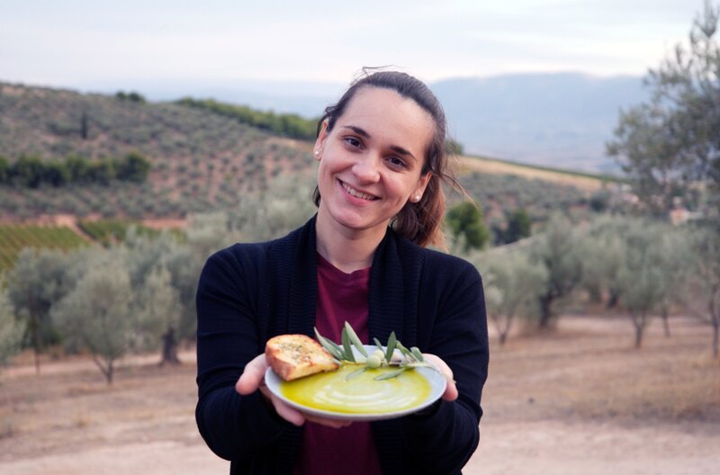 Marianna Devetzoglou, Olivenbäuerin auf dem Peleponnes, präsentiert ihr selbst gemachtes Olivenöl. – Bild: SWR/​Norbert Lübbers /​ SWR Presse/​Bildkommunikation