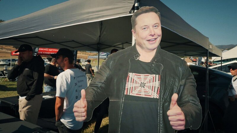 Pappfigur: Der Film zeichnet ein eindringliches Porträt des Tech-Milliardärs Elon Musk und seinen Visionen für die Menschheit. – Bild: SRF/​beetz brothers film production