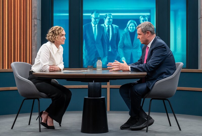 Caren Miosga mit ihrem Gast Markus Söder (CSU) – Bild: NDR/​Thomas Ernst