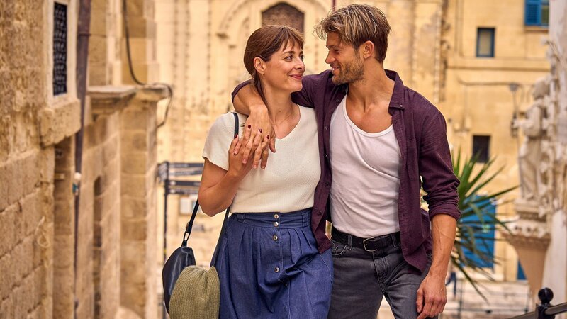Ein Sommer auf Malta Geniessen die gemeinsame Zeit: Katharina Nesytowa als Franka Eyckner, Eugen Bauder als Till – Bild: SRF/​ZDF/​Frank Dicks