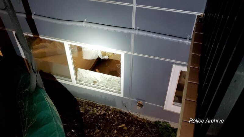 Tatortaufnahme: ein zerbrochenes Fenster im Haus von Zohreh Sadeghi, durch das Ramin in ihr Zuhause eingedrungen ist – Bild: @RTL