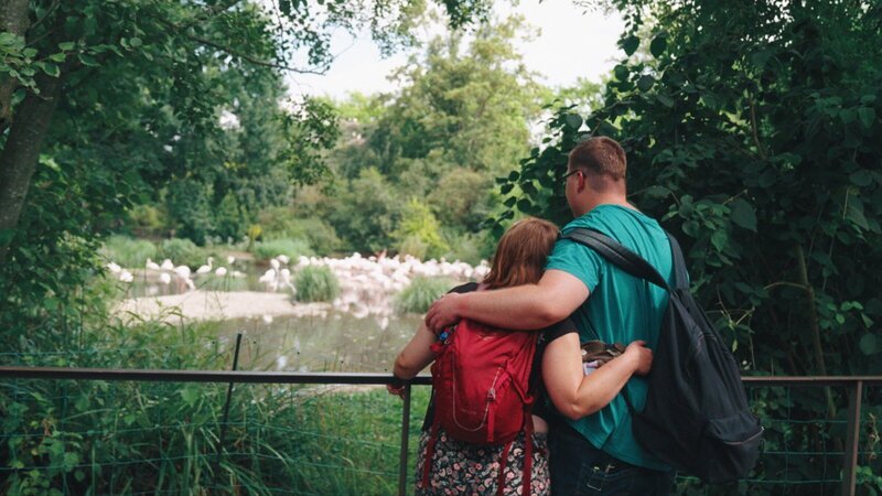 Deborah und Lukas im Zoo. – Bild: ZDF und SRF