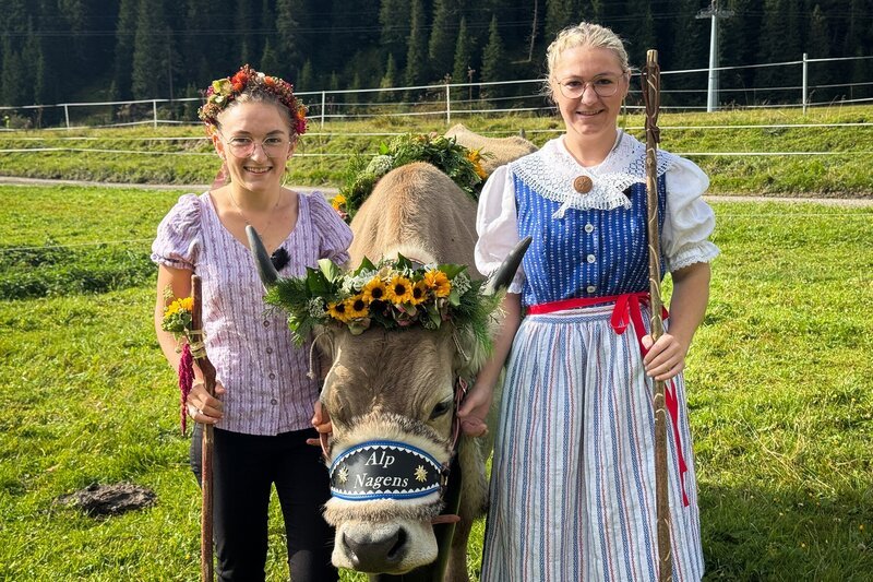 Die Schwestern Désirée (l.) und Elin (r.) Gschwend auf der Alp Nagens (GR) – Bild: SRF
