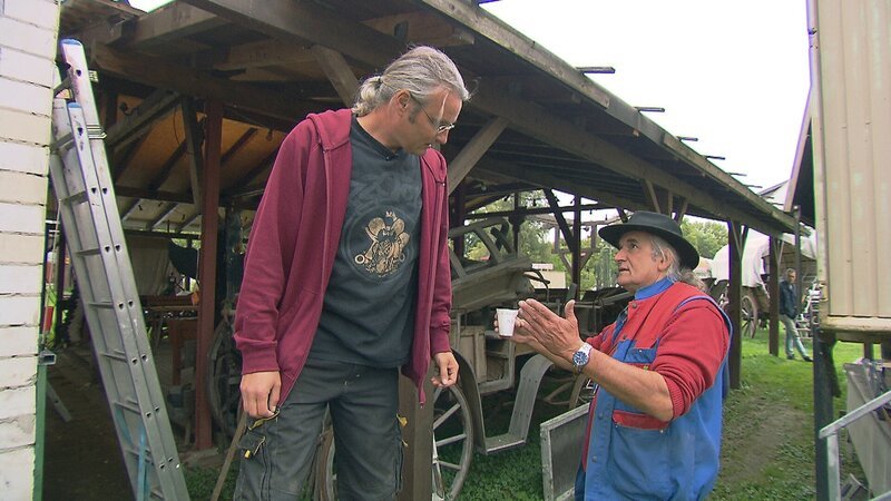 Indianerfan Hartmut (re.) mit Kumpel Kai – Bild: RTLZWEI