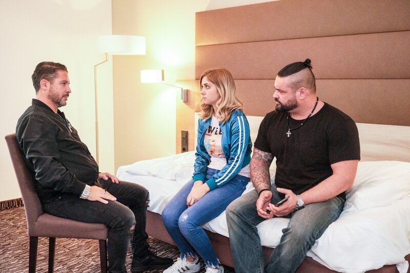 Für Marie (Sarah Buchholzer) wird die Lage immer brenzliger. Tarek (Haydar Kizay, l.), Bodyguard (Jack Maksimovic) – Bild: TVNOW /​ Stefan Behrens