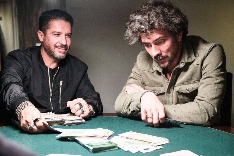 Manuel (Daniel Sellier, r.) will Geld für Kais OP bei einer illegalen Pokerrunde gewinnen, als dort plötzlich Tarek (Haydar Kizay) auftaucht. – Bild: TVNOW /​ Stefan Behrens