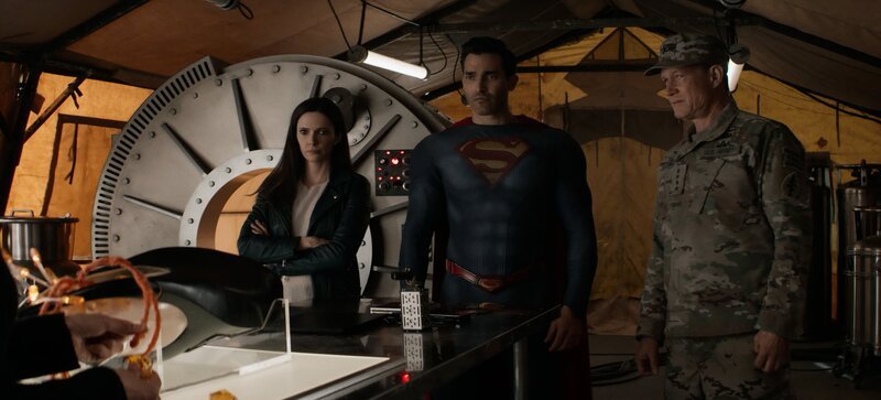 (v.l.n.r.) Lois Lane (Elizabeth Tulloch); Superman (Tyler Hoechlin); General Sam Lane (Dylan Walsh) – Bild: The CW Network, LLC. All Rights Reserved. /​ and TM DC Warner Bros. Ent. Inc. /​ Bettina Strauss Lizenzbild frei