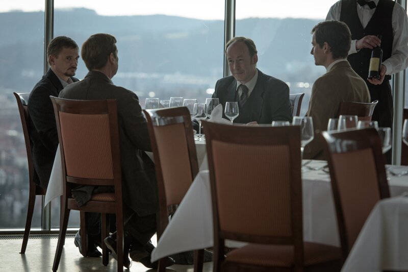 Von links: Paul Winter, Walter Ahler, Roewer und Alexander Melchior. – Bild: BR/​Wiedemann & Berg Television GmbH & Co. KG/​Stefan Erhard