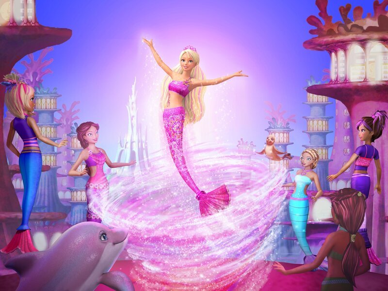 Meliah (Barbie, Mitte) wird von den Meerjungfrauen von Oceana zur Meerjungfrau gemacht. – Bild: @RTL