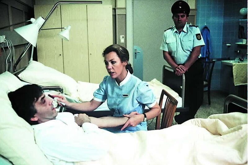 Der strafgefangene Ocker (Ingolf Gorges, l.) ist in die Schwarzwaldklinik zur Operation eingeliefert worden. Schwester Christa (Gaby Dohm, M.) kümmert sich um ihn wie um jeden anderen Patienten und findet die Bewachung durch den Strafanstaltsbeamten (Georg Einerdinger, r.) völlig überflüssig. – Bild: Heimatkanal