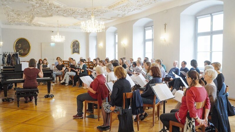 Der Chor probt unter der Leitung von Melissa Dermastia. – Bild: ORF/​Raumfilm