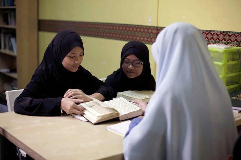 In vielen Schulen werden sogenannte Tahfiz-Lehrprogramme angeboten, bei denen sich die Schüler ein Jahr lang ausschließlich auf das Erlernen von Arabisch und das Rezitieren des Korans konzentrieren können. Mit anderen Fächern wird währenddessen pausiert. – Bild: MedienKontor/​Therese Engels