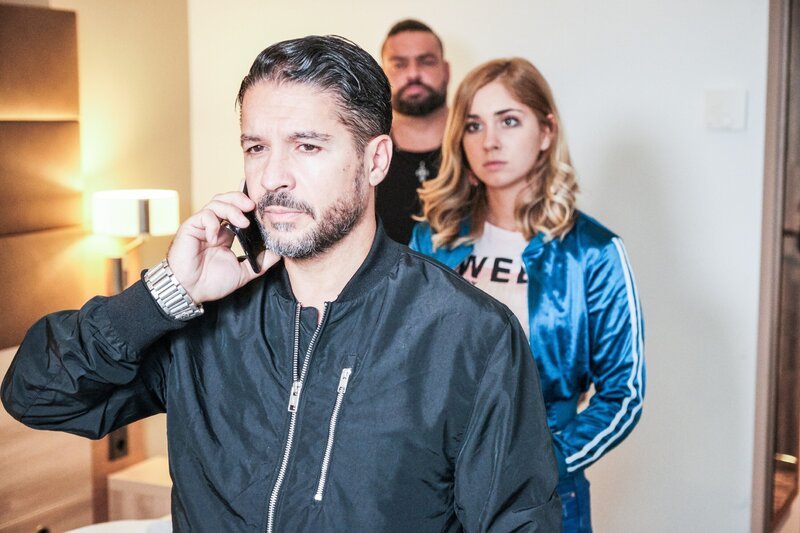 Tarek (Haydar Kizay, vorne) gibt Kathi letzte Anweisungen für die Übergabe. Bodyguard (Jack Maksimovic), Marie (Sarah Buchholzer). – Bild: TVNOW /​ Stefan Behrens