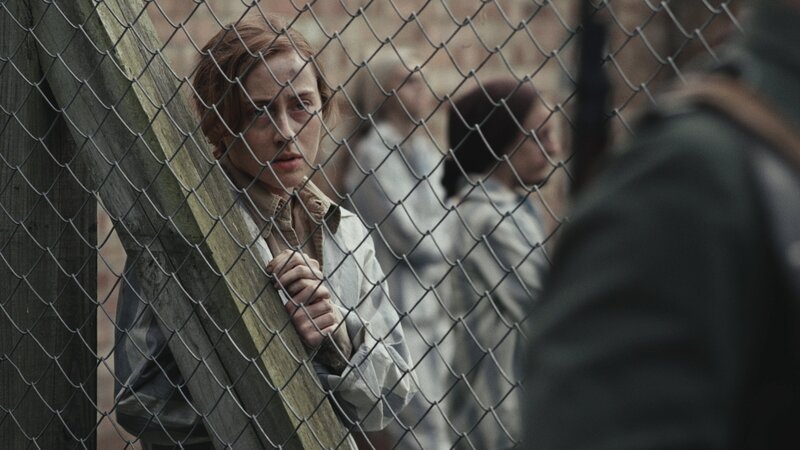 Yvonne Basedon (Kelsey Cooke) in einem Konzentrationslager. – Bild: A+E NETWORKS