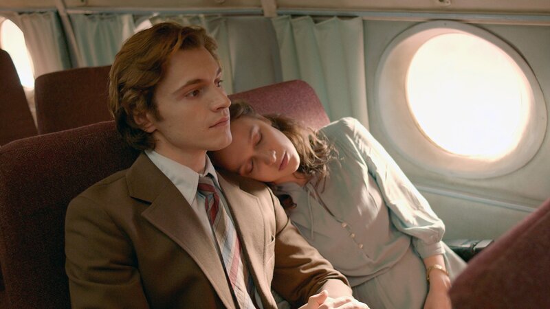 Am 24. August 1981 befindet sich das frisch verheirateten Paar Larisa (Nadezhda Kaleganova) und Wolodja (Maksim Ivanov-Marenin) von ihrer Hochzeitsreise auf dem Rückflug zurück nach Hause. 30 Minuten vor der Landung kollidiert das Flugzeug mit einem Bomber der Luftwaffe und zerbricht in einer Höhe von mehr als fünf Kilometern in Stücke … – Bild: RTLZWEI
