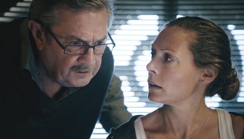 Hartman (Alan Svensson) gibt Maria (Eva Röse) einen Rat. – Bild: ARD Degeto/​Eyeworks Film