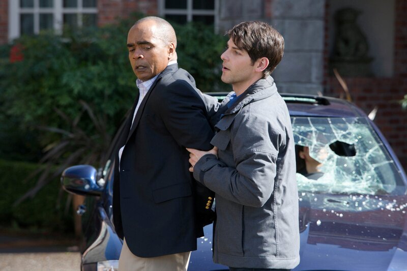 Spencer Harrison (Tom Wright, l.) ist zwar ein Wesen aus einer anderen Welt, doch ist er auch ein Mörder? Nick (David Giuntoli, r.) möchte das herausfinden. – Bild: Open 4 Business Productions LLC.