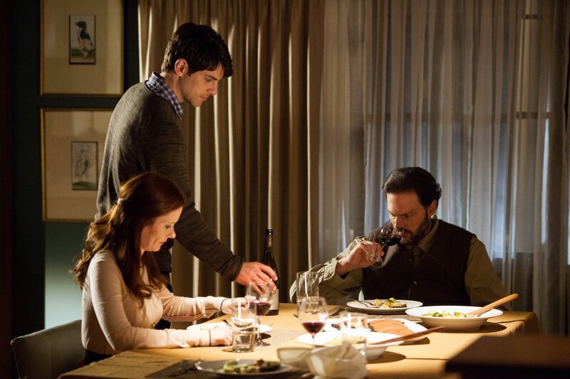V.l.: Juliette Silvertons (Bitsie Tulloch) Freund Nick Burkhardt (David Giuntoli) ist ein Grimm. Doch Nick lebt gefährlich, denn seine Existenz hat sich in der Welt der Wesen längst herumgesprochen. Gemeinsam mit Monroe (Silas Weir Mitchell) übt er deshalb unbeobachtet im Wald den Umgang mit den typischen Waffen eines Grimms. – Bild: Canal+