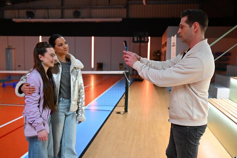 Charlotte „Charlie“ (Shaolyn Fernandez, 2.v.l.) rechnet es Deniz (Igor Dolgatschew) hoch an, dass er Lina (Holle Kirck) so eine große Freude gemacht hat. – Bild: RTL