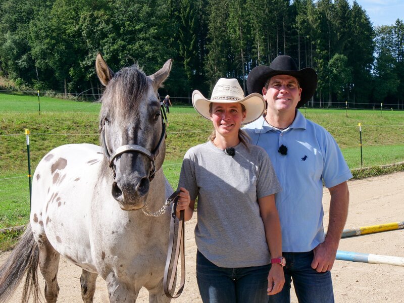 Miriam Krause und Bernd Hackl mit Spot – Bild: TVNOW /​ Mina TV