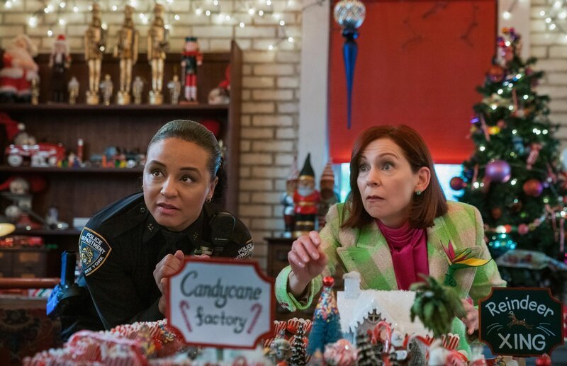 Carra Patterson als Kaya Blanke, Carrie Preston als Elsbeth Tascioni – Bild: CBS Broadcasting Inc. /​ Michael Parmelee