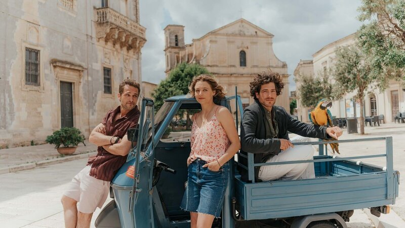 Um ihrer geliebten Cousine Ariane bei deren Reiseblog als Influencerin zu helfen, kam Billie (Hanna Plaß, M.) ins italienische Apulien. Dort trifft sie auf Mateo (Valmir Krasniqi, l.) und Raffaele (Jonathan Hutter, r.), zwei Verehrer die unterschiedlicher nicht sein können. – Bild: ZDF und Luis Zeno Kuhn