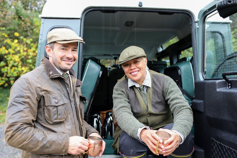 Picture Shows: in estate staff uniform at Ashford Castle, Ireland. Giles Coren, Monica Galetti – Bild: SRF/​BBC