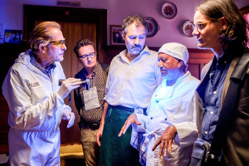 v.li.: Helmut Bohatsch (Franz Wolfahrt), Joseph Prammer (Peter Sagebiel), Rainer Doppler (Gustl Lederer), Ullah Sefat (Anupam Puri), Johannes Franke (Thorsten Wehrmann). – Bild: ORF/​Satel Film/​Petro Domenigg