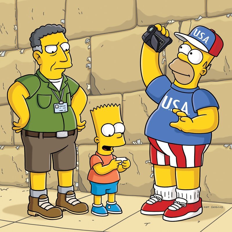 Ned Flanders hat es sich zur Aufgabe gesetzt, Homer (r.) endlich zu bekehren und ihn zu einem anständigen Menschen zu machen. Daher lädt er ihn und seine Familie zu einer Pilgerreise nach Jerusalem ein. Homer ist jedoch völlig unbeeindruckt von der Heiligkeit des Ortes und benimmt sich daneben wie immer … – Bild: Twentieth Century Fox Film Corporation