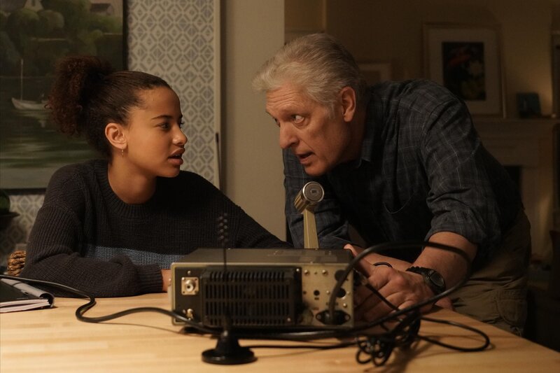Mia Evans (Ashley Aufderheide, l.); Ed (Clancy Brown, r.) – Bild: Emergence ABC Studios /​ Giovanni Rufino /​ Giovanni Rufino